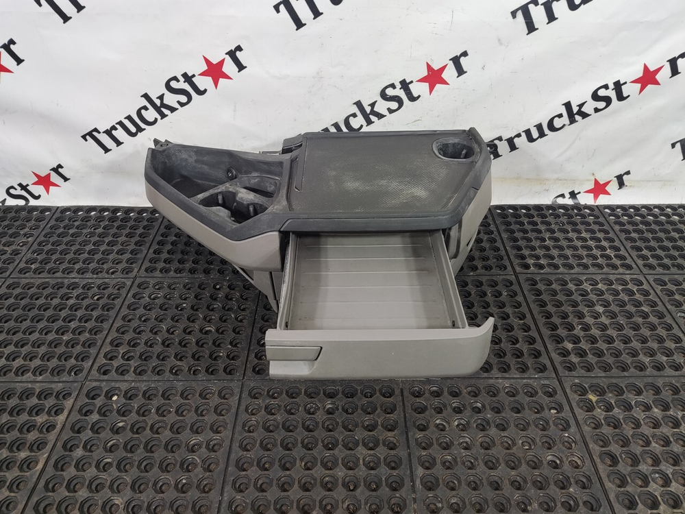 Панель торпедо центральная 2020г.