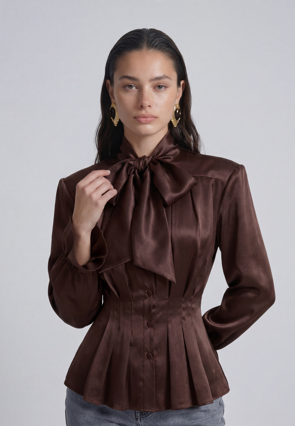 Блуза с бантом приталенная