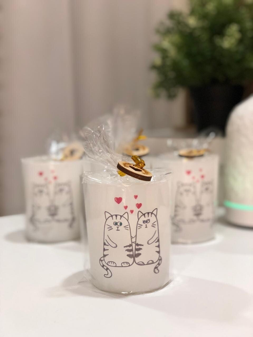 Свеча "Влюбленные Котики", цилиндрическая, парафиновая, высота 9см, диаметр 7см