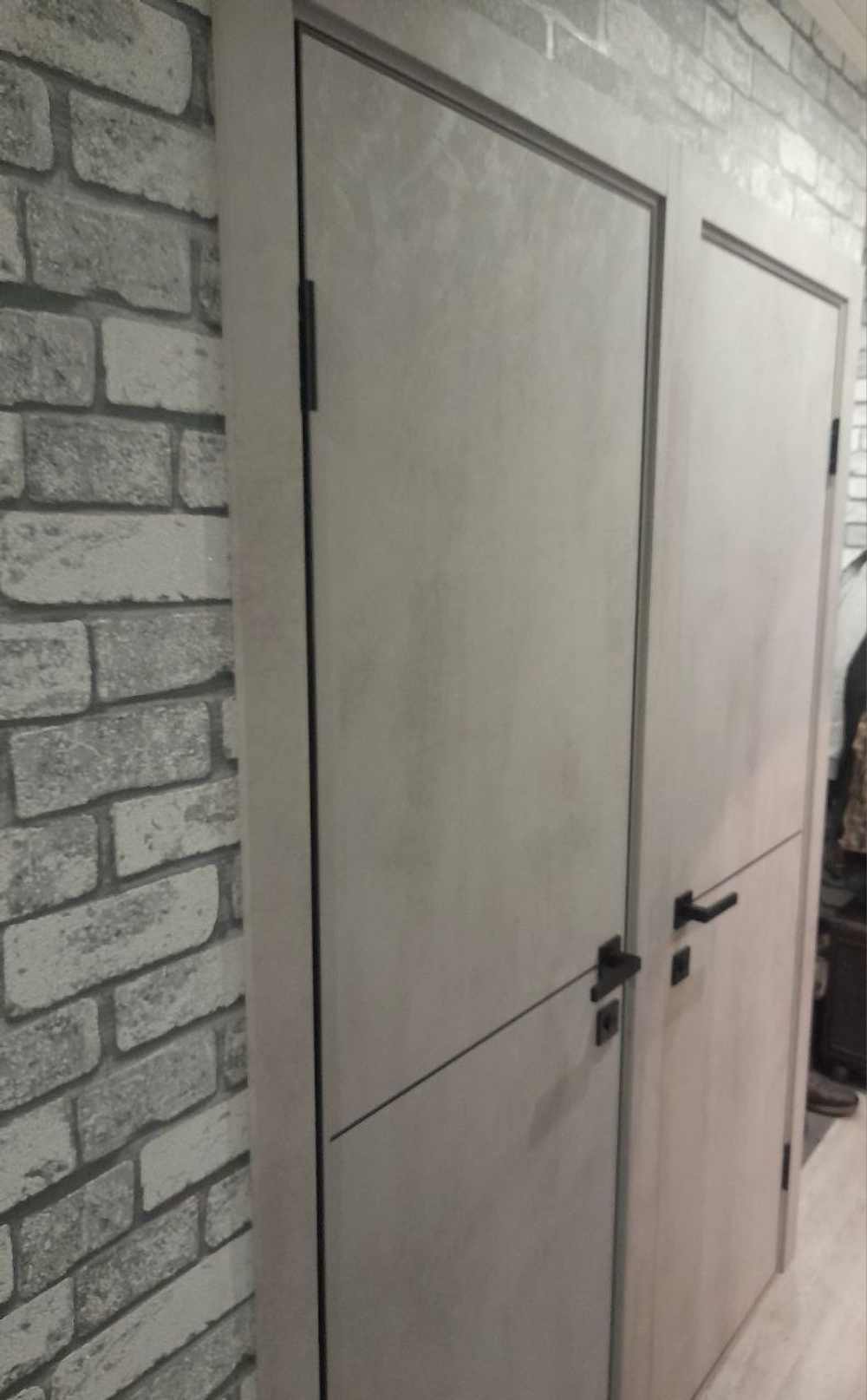 ДГ Акцент бетон серый ал.(черн) кромка с 4х сторон, М1895BL