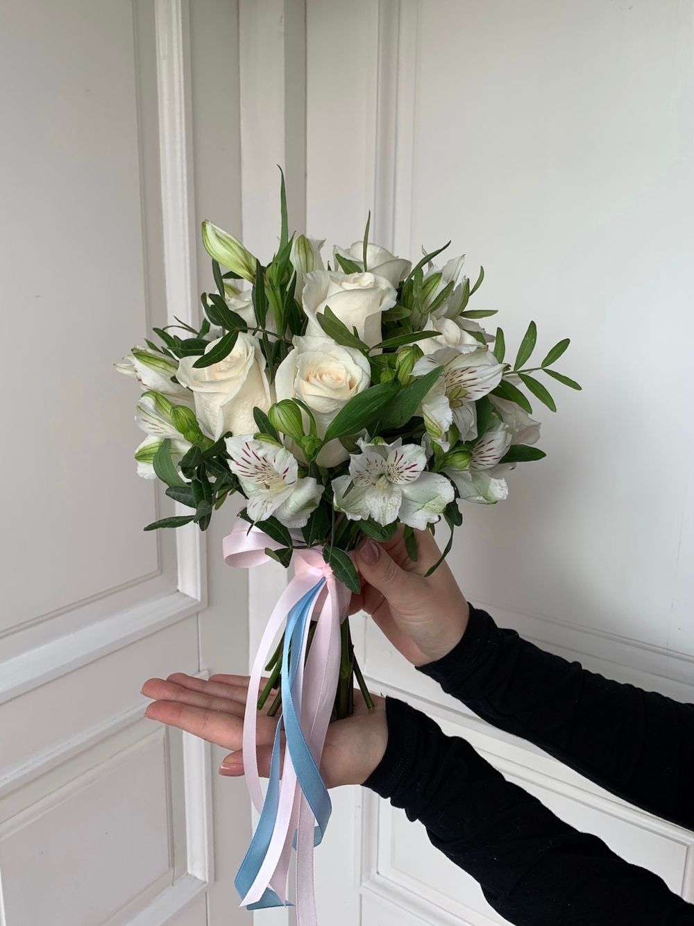 Свадебный букет из одноголовых роз и альстромерии