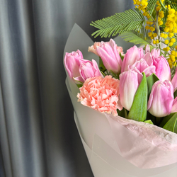 Розовые тюльпаны с мимозой и диантусом