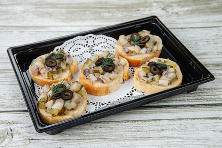 Брускетта с сельдью и маринованным красным луком