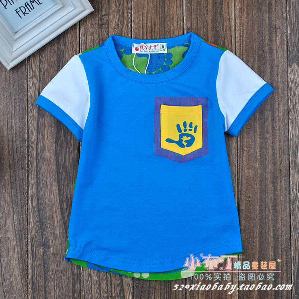 Футболка с контрастными принтами отпечатков ладоней и ступней