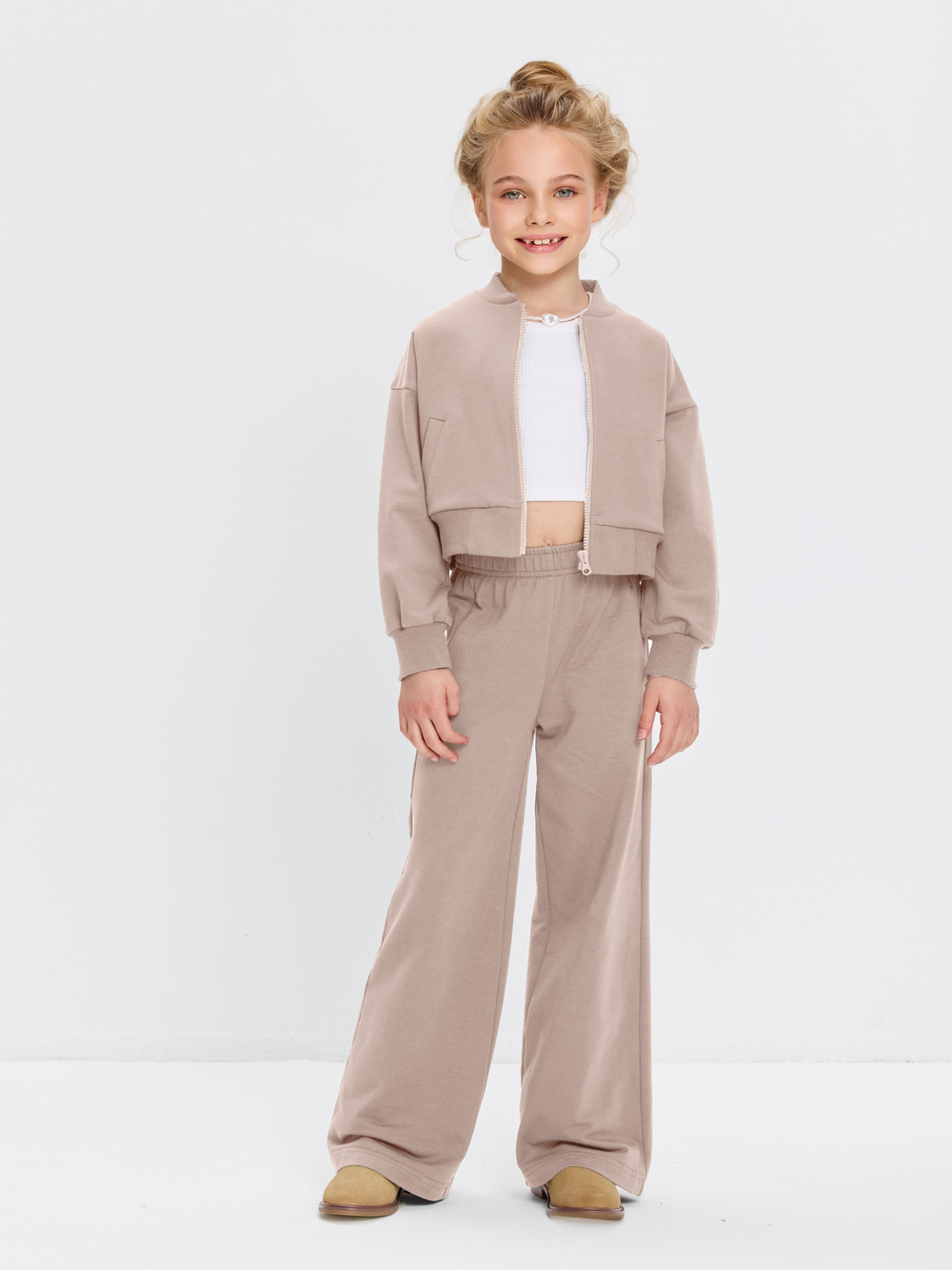 Укороченный бомбер из футера на молнии