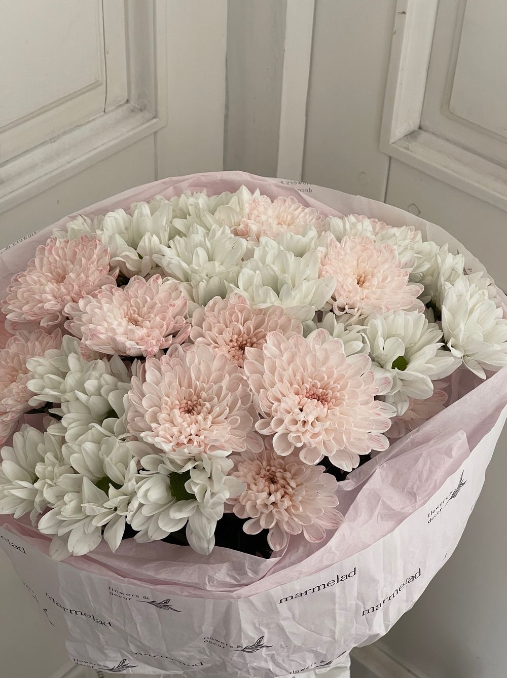 Сборный букет из двух сортов хризантемы