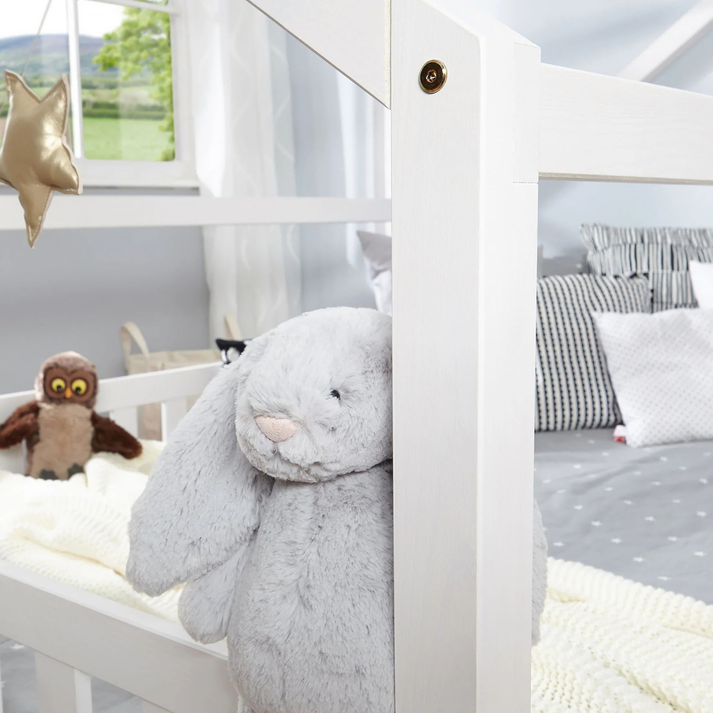 Кровать-домик 140x200 Чайн из сосны с регулировкой высоты, бортиками и основанием, белая