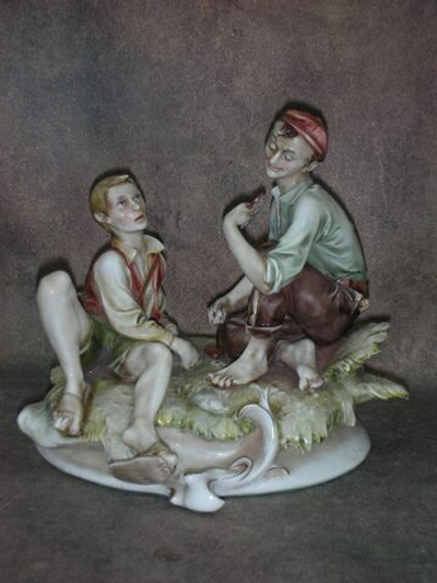 Статуэтка. Фарфор. Мальчики играют в карты. Capodimonte. Италия