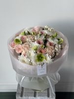 Букет из хризантемы, диантусов, ранункулюсов, хелеборуса и кустовых пионовидных роз