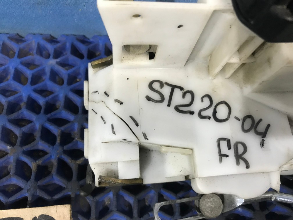 Замок двери передней правой TOYOTA AVENSIS 2001