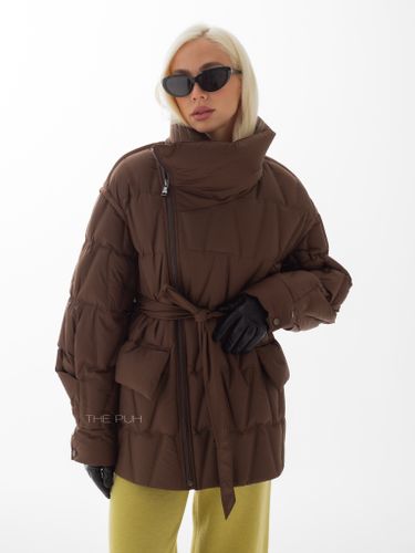 Удлиненный пуховик шоколадного цвета на косой молнии