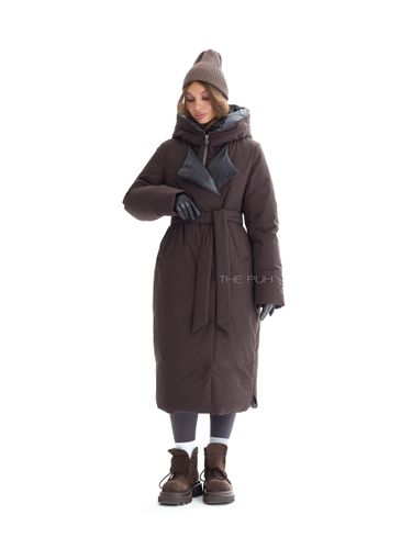 Длинный пуховик темно-шоколадного цвета с поясом