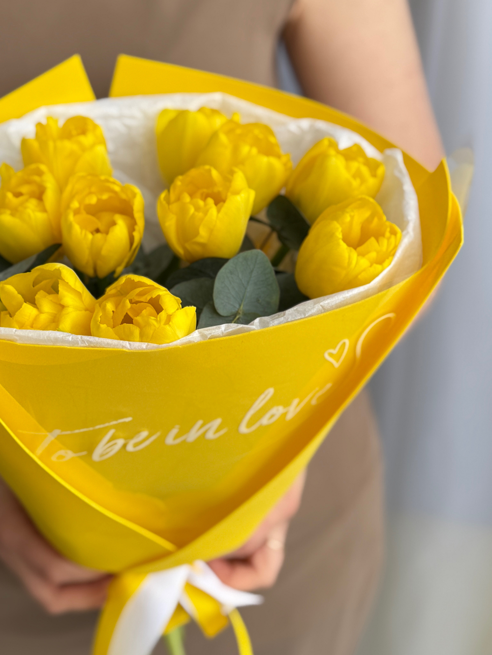 Пионовидные желтые тюльпаны премиум сорта и зелень эвкалипта в утонченном оформлении от Флора Маркет