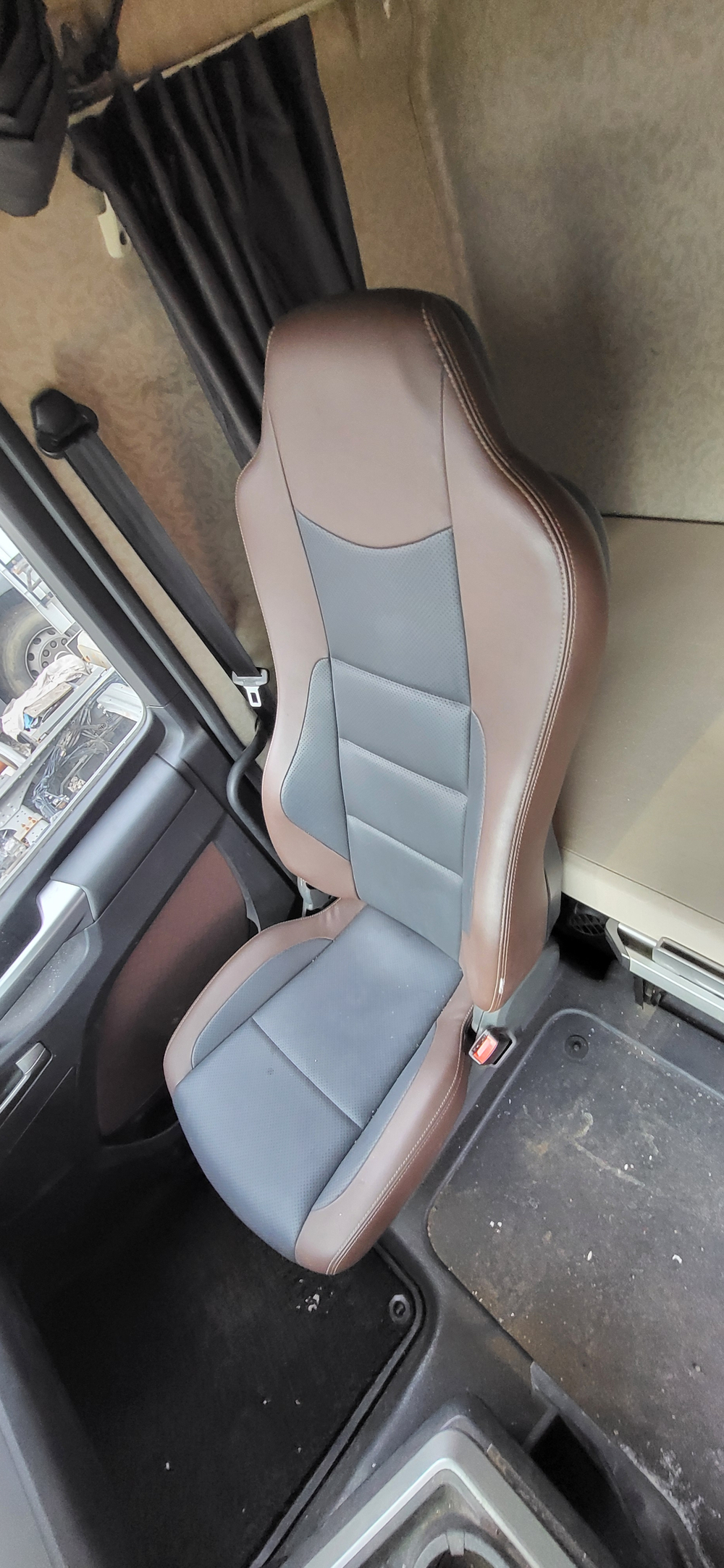FAW J7 4x2 Седельный тягач CA4180P77K25E5 (Дизельный, 12,5 л, 553 л.с., АТ)