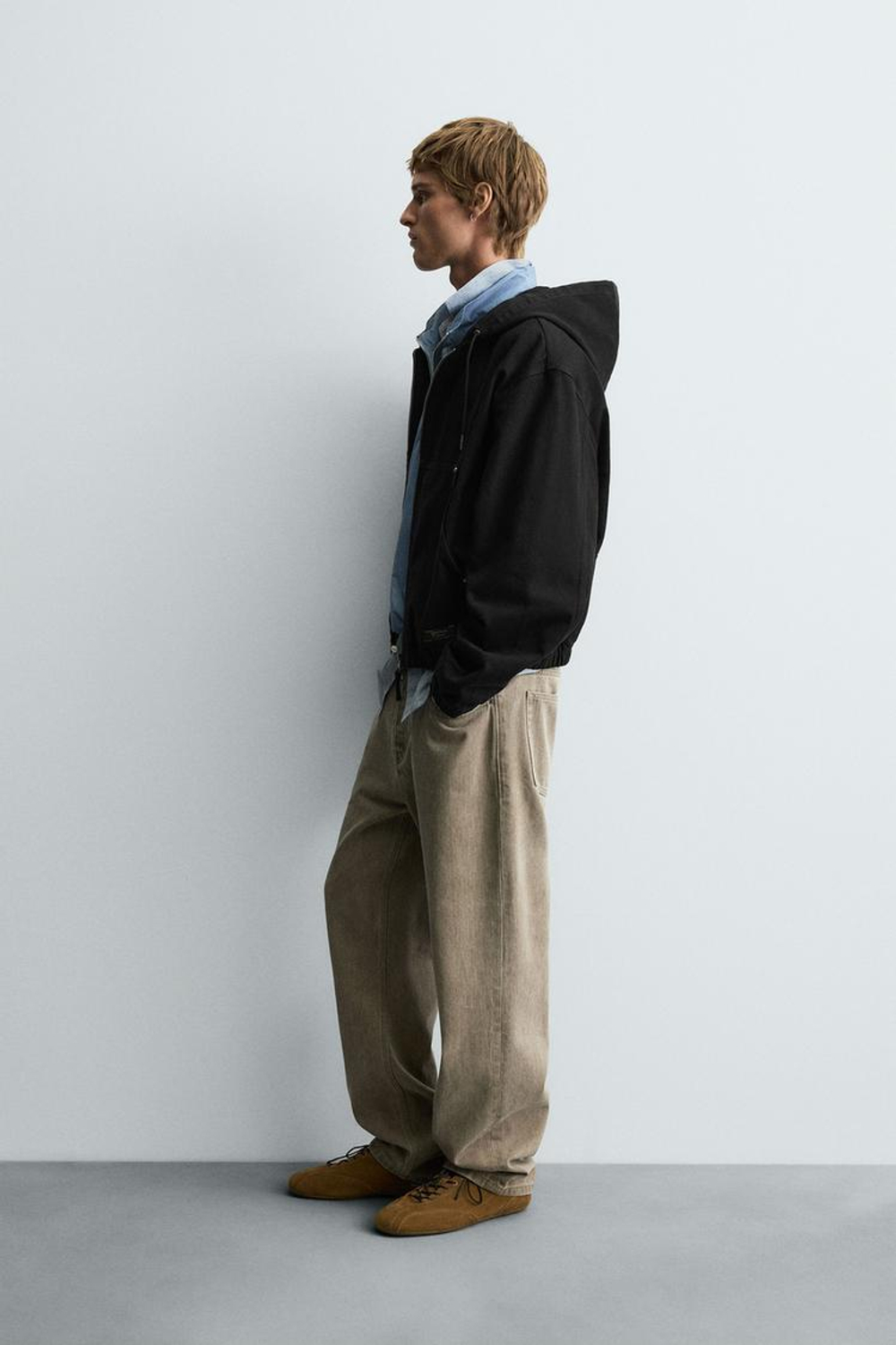 ZARA КУРТКА С КАПЮШОНОМ ИЗ ТКАНИ С ЭФФЕКТОМ ПОТЕРТОСТИ, ЧЕРНЫЙ