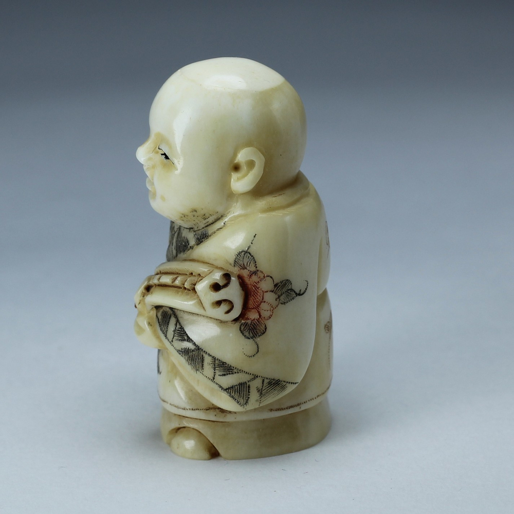 Нэцкэ Мальчик со струнным инструментом