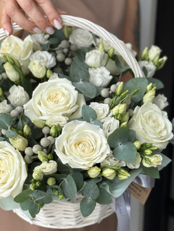 Изящное сочетание белоснежных цветов и зелени эвкалипта в композиции от Флора Маркет