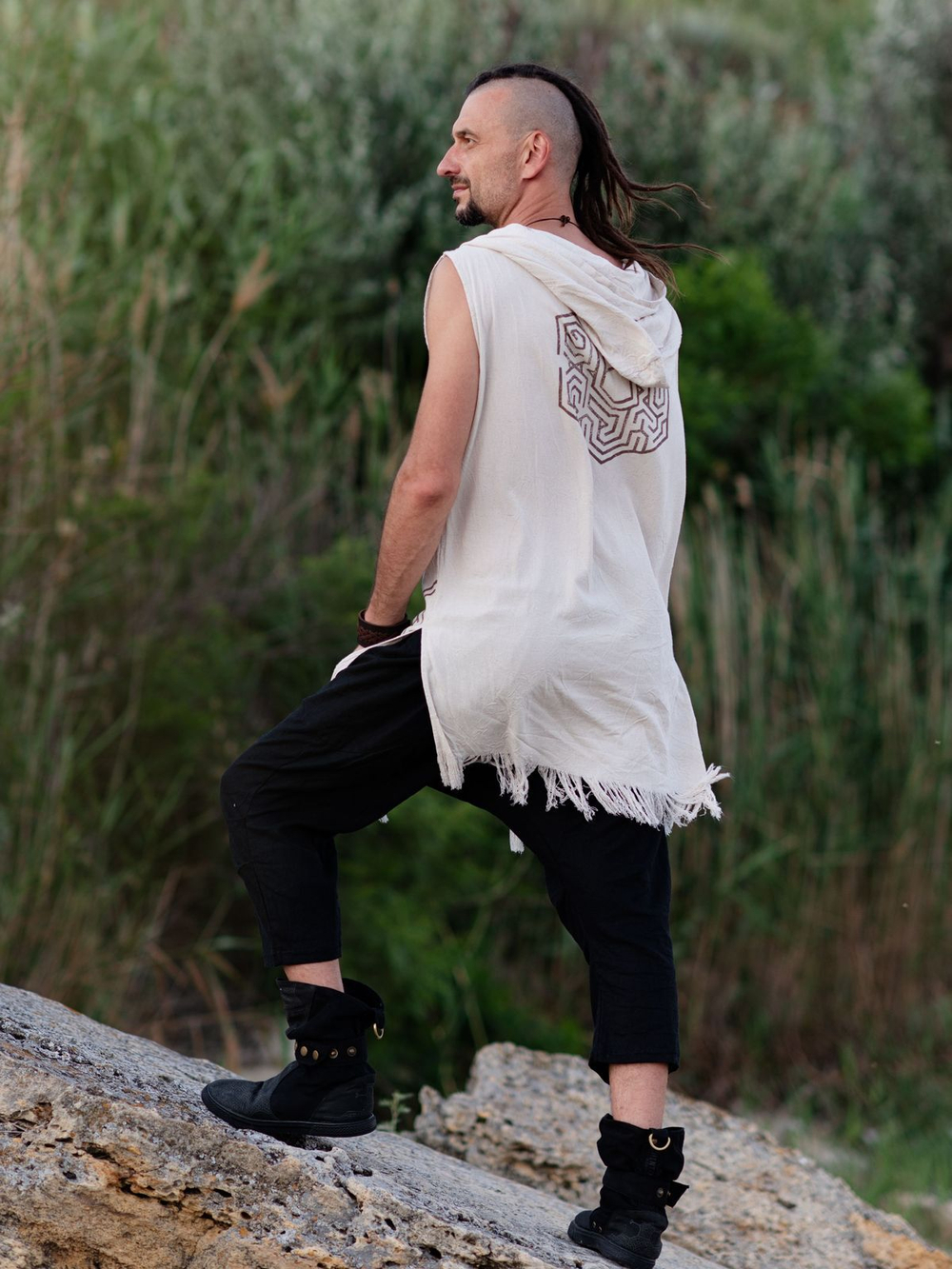 Мужская безрукавка с капюшоном (принт Лабиринт/молоко)