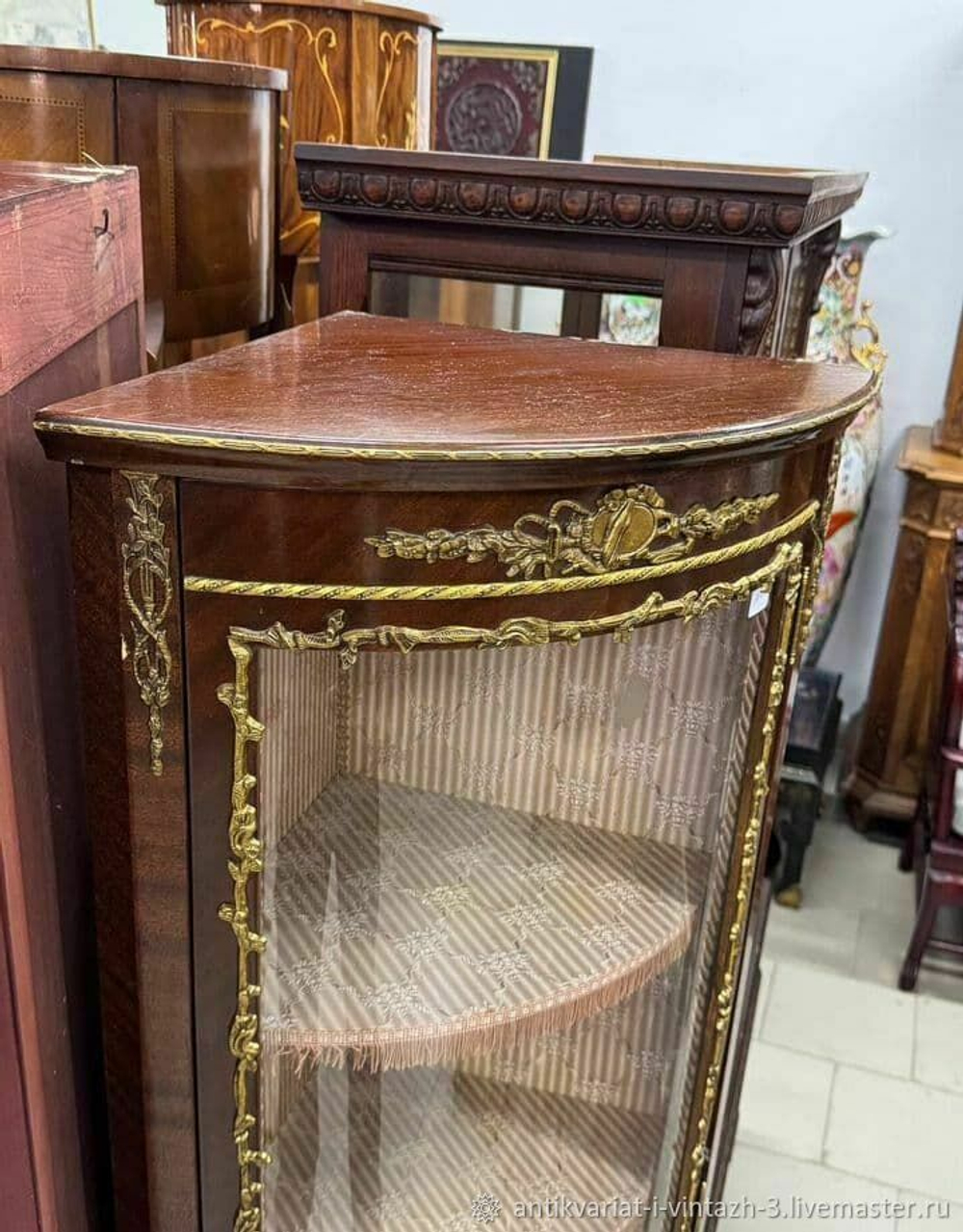 Угловая старинная витрина