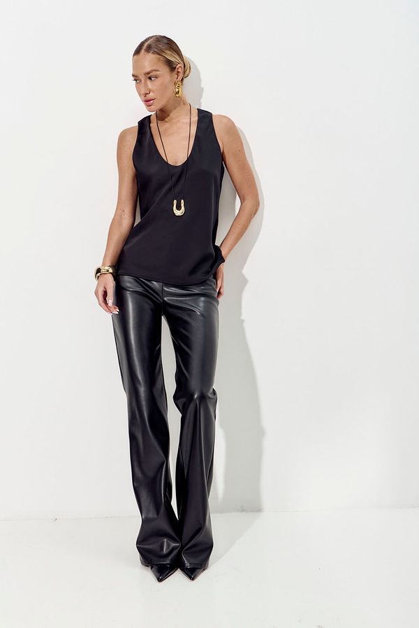 Брюки клеш из экокожи черного цвета