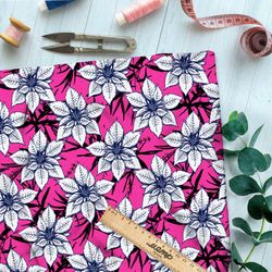Ткань таффета эскизы белых цветов на розовом фоне