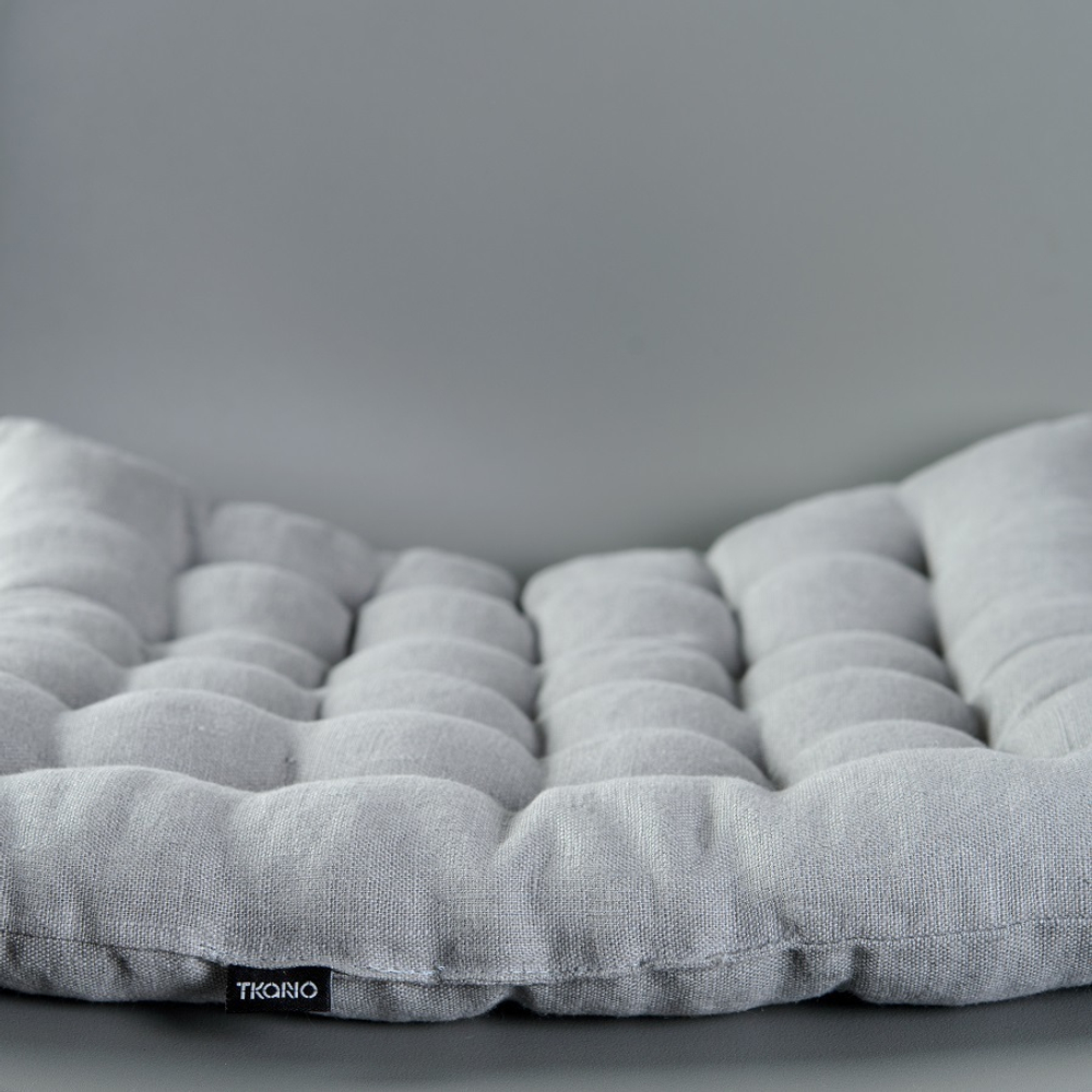 Подушка на стул стеганая из умягченного льна серого цвета, 40х40 см