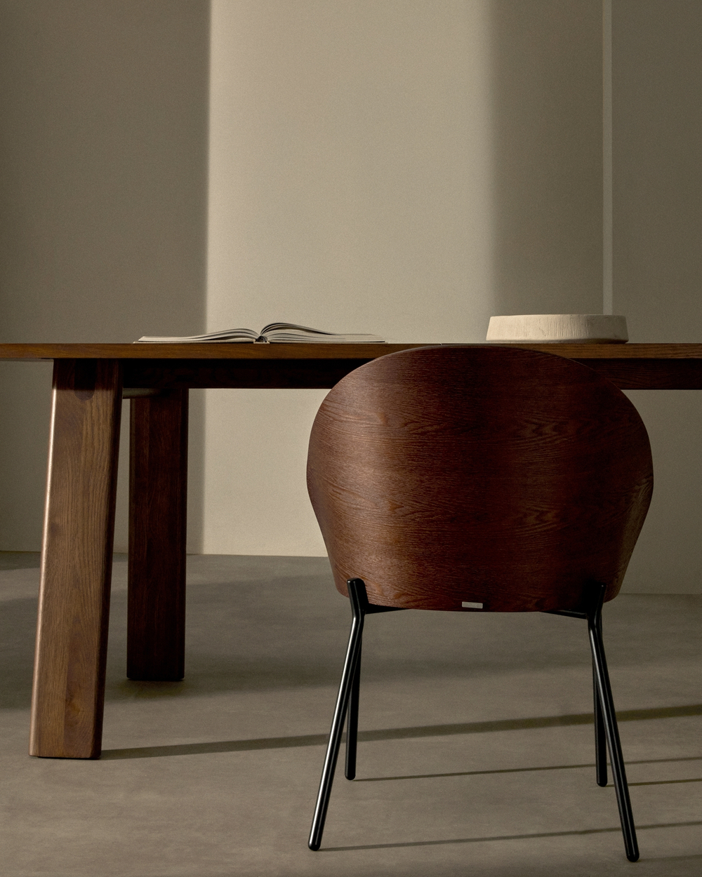 Стул Eamy из коричневой экокожи, ясеневого шпона с отделкой под орех и черного металла