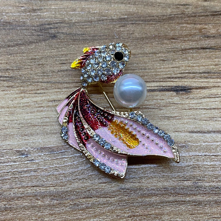 Брошь Золотая рыбка вуалехвостая с жемчужинкой эмаль красная розовая оранжевая с блестками белая со стразами металл золотистый
