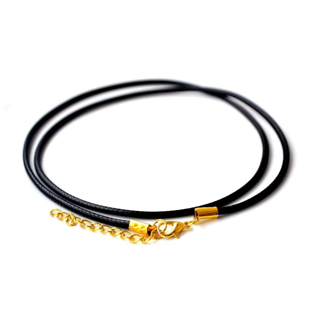 Кожаный шнурок на шею с золотистой застёжкой.