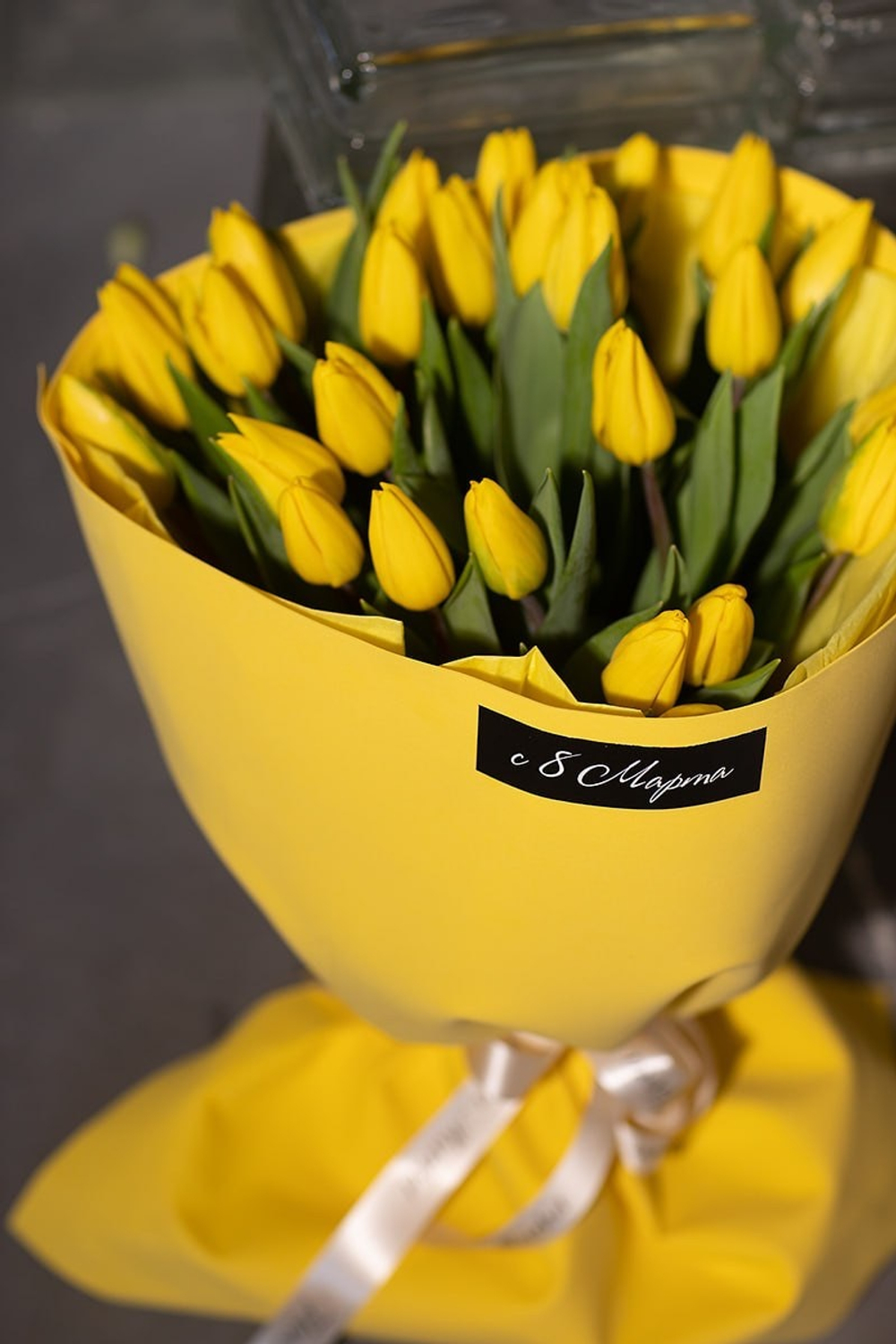 Желтые тюльпаны в букете в авторском оформлении от Флора Маркет