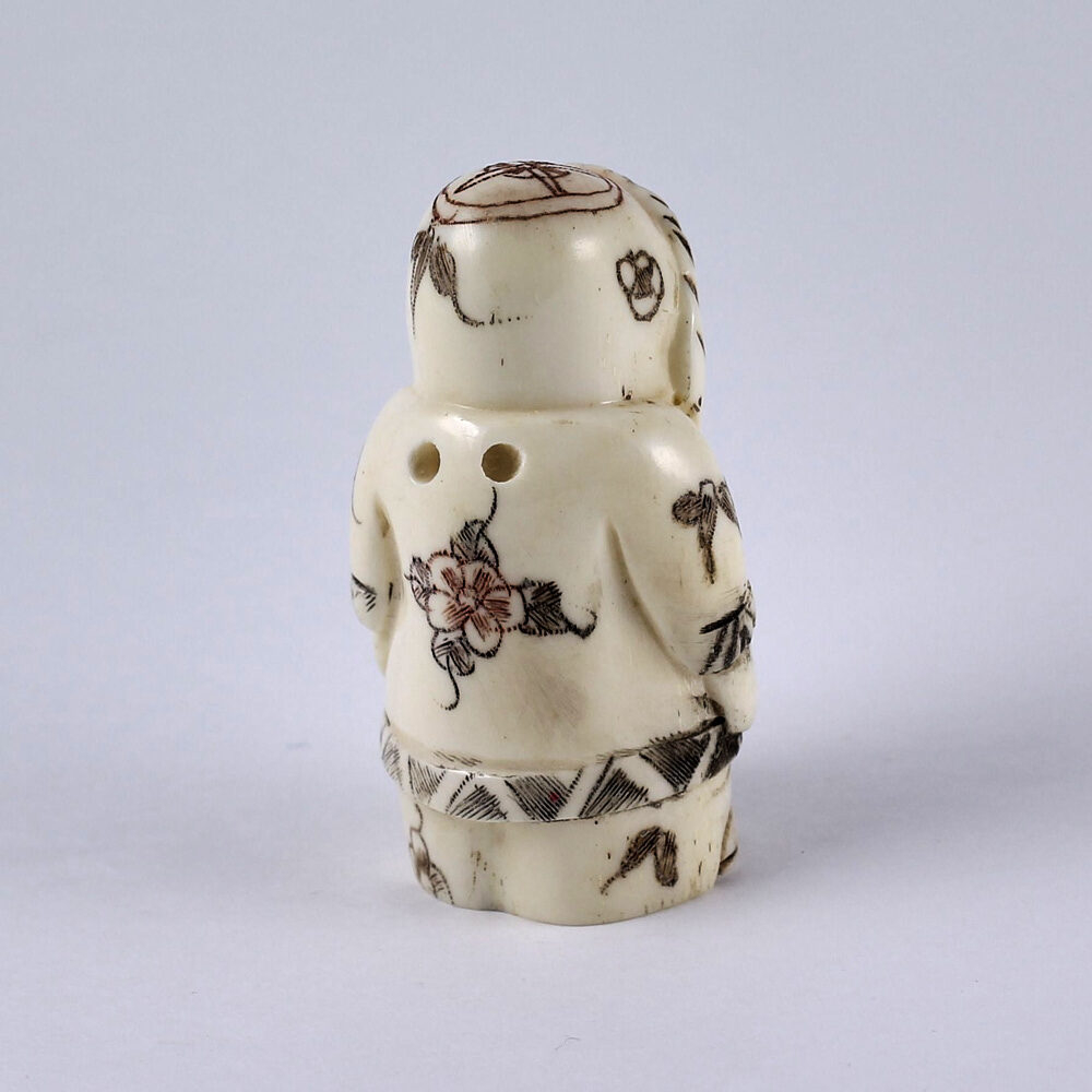 Нэцкэ Ребенок Карако в зимнем одеянии