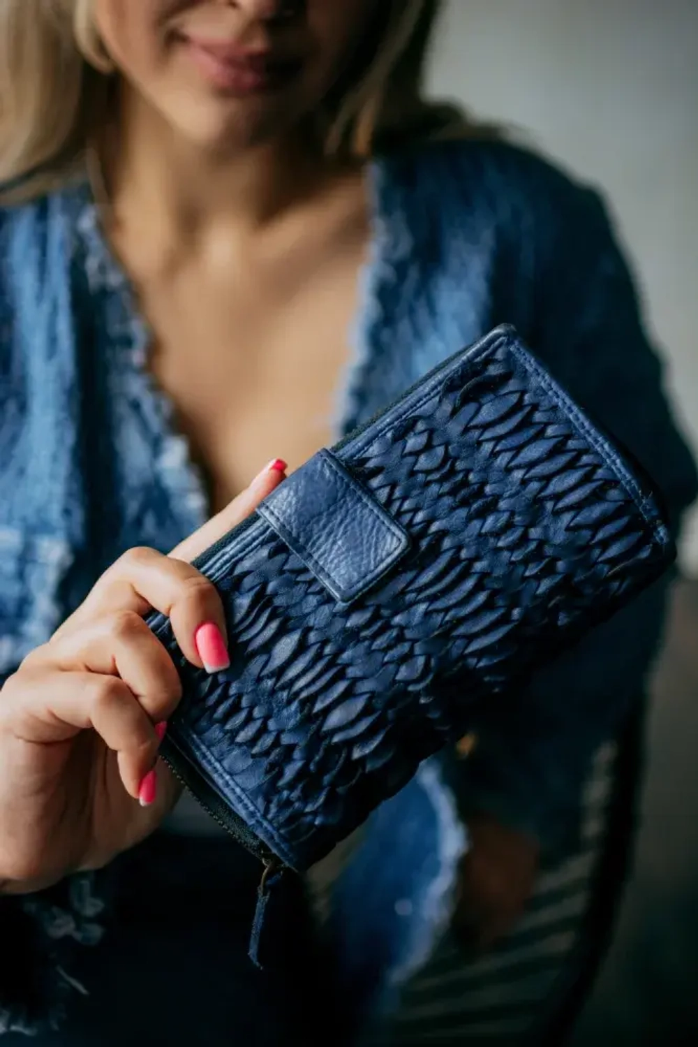 Женский кошелек из натуральной винтажной кожи синего цвета