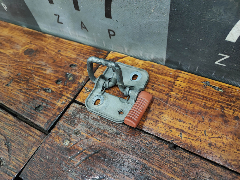 Крюк замка капота Volkswagen Passat B8  Б/У Оригинал 1K8823186D