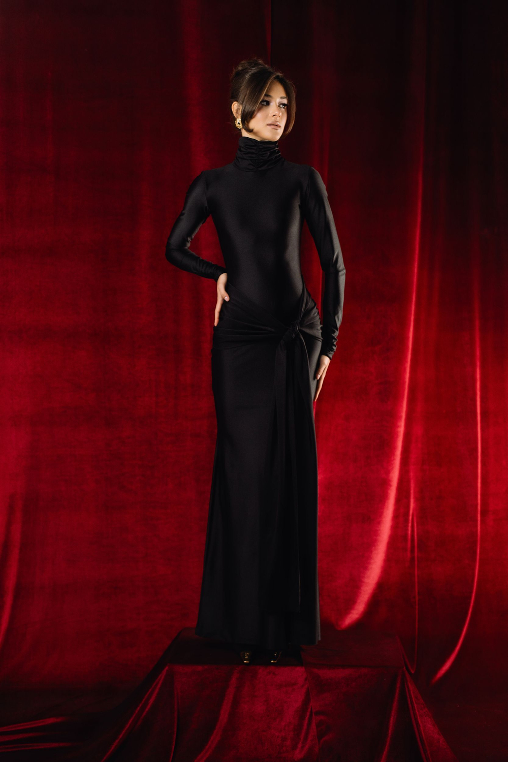 Платье из трикотажа с завязками на бедрах макси черное