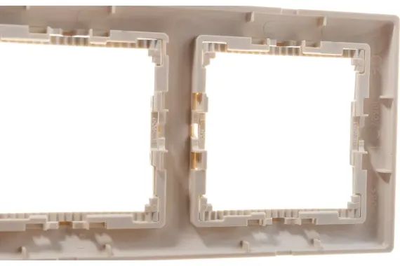 Рамка Legrand Valena 4-постовая слоновая кость 04187