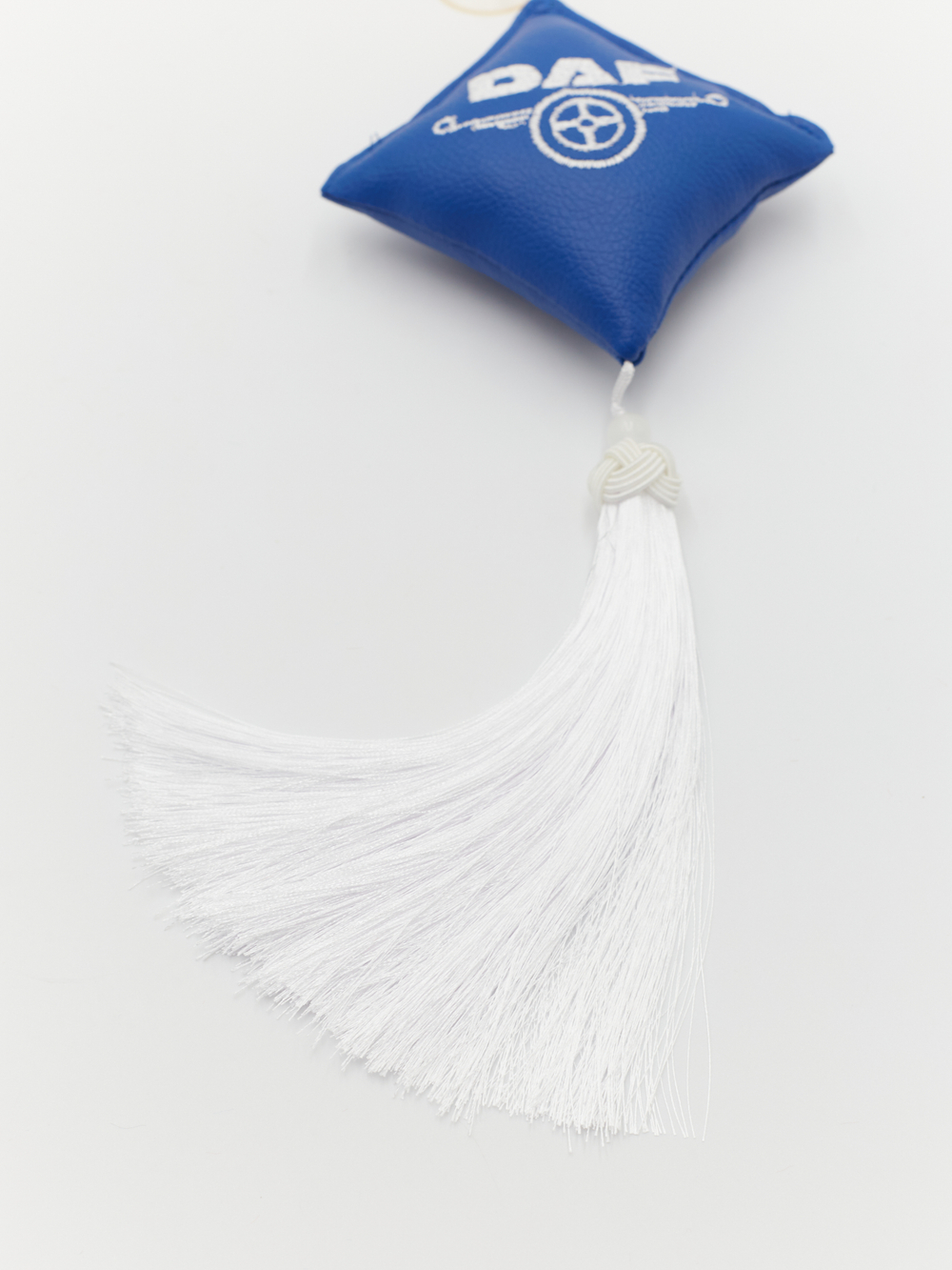 Ромб объемный на присоске DAF (экокожа, синий, белая вышивка, кисть)