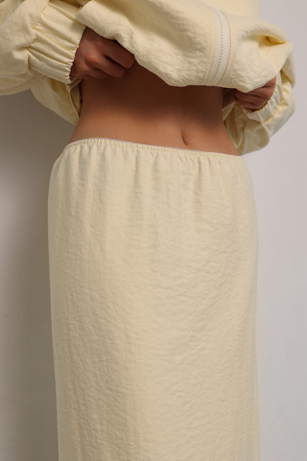 Юбка - макси с кружевом лимонная