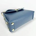 Женская сумочка с застежкой-пчелкой из натуральной кожи голубого цвета