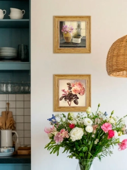 Картина настенная интерьерная в раме "под дерево" 26*26 см