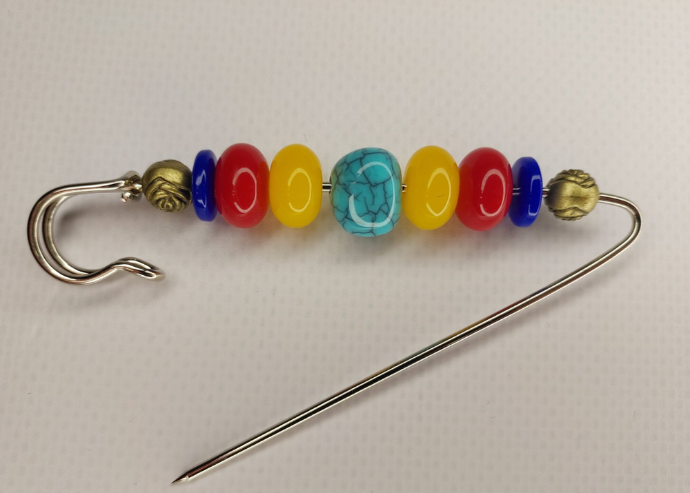 Булавка брошь "морские камушки" для кардигана,  пальто, платков, костюмов, одежды.Цвет бежевый синий красный.