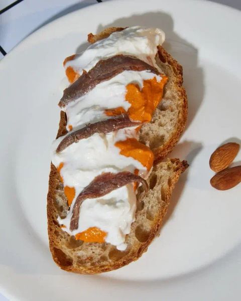 Брускета с сальса ромеско