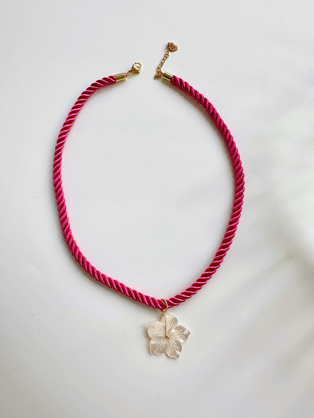 Шнур фуксия и натуральный перламутр