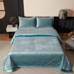 Велюровое покрывало в клетку с наволочками OVL040