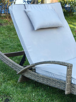 Шезлонг из искусственного ротанга с подлокотниками «MARA» —Greige