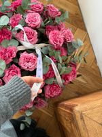 Цветочная корзина из роз Кантри и эвкалипта размер XL