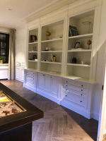 Элегантный белый встроенный книжный шкаф с полками и выдвижными ящиками для дома и офиса