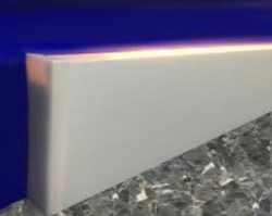 Прямоугольный плинтус с подсветкой верх из алюминия в комплекте с рассеивателем