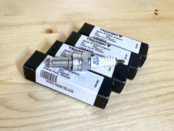 Triumph Свеча зажигания T1295151 / NGK CR8EIA-9 Iridium