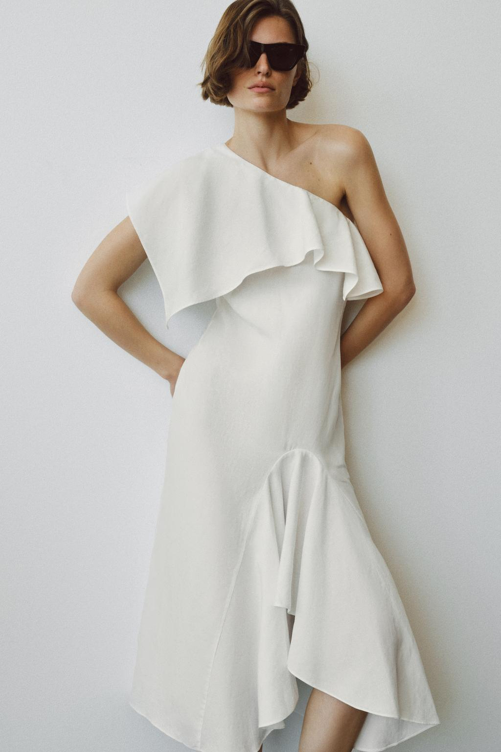 ZARA АСИММЕТРИЧНОЕ ПЛАТЬЕ С ВОЛАНАМИ ИЗ СМЕСОВОГО ЛЬНА — ZW COLLECTION, ЖЕЛТОВАТО-БЕЛЫЙ