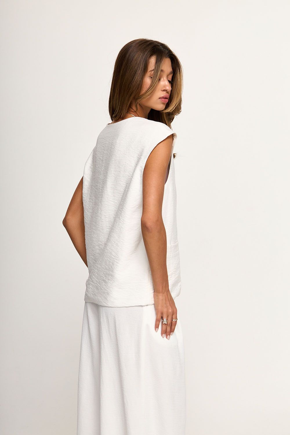 Жилет оверсайз из вискозы белого цвета